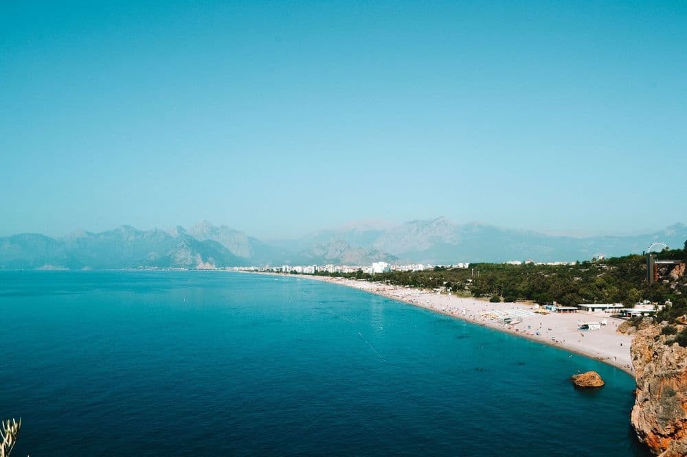 Antalya'da Denize Hangi Ayda Girilir? Ay Ay Deniz ve Sezon Rehberi